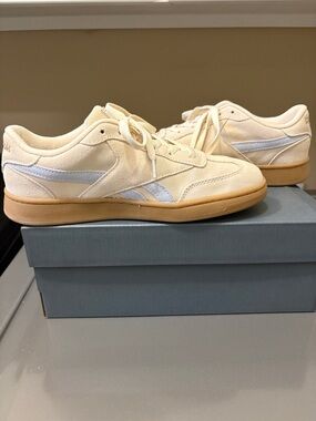 Reebok Low-Top Sneakers in Cream with Gum Sole